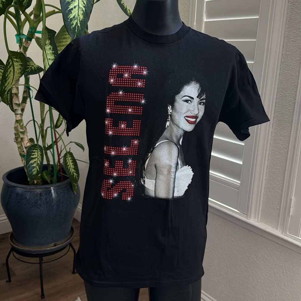 Selena Tee